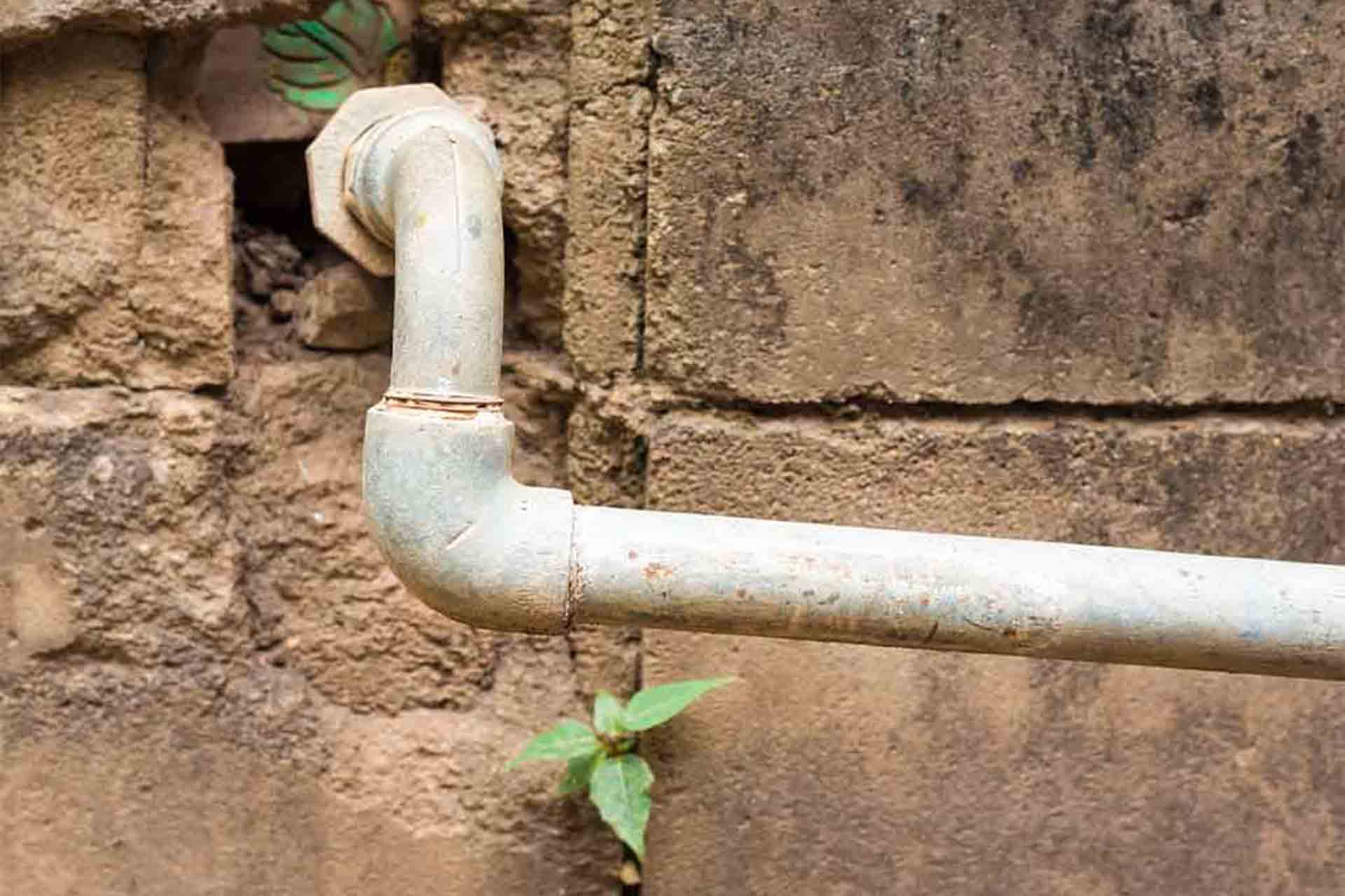 How to Stop a Pipe Leak While You Wait for a Plumber