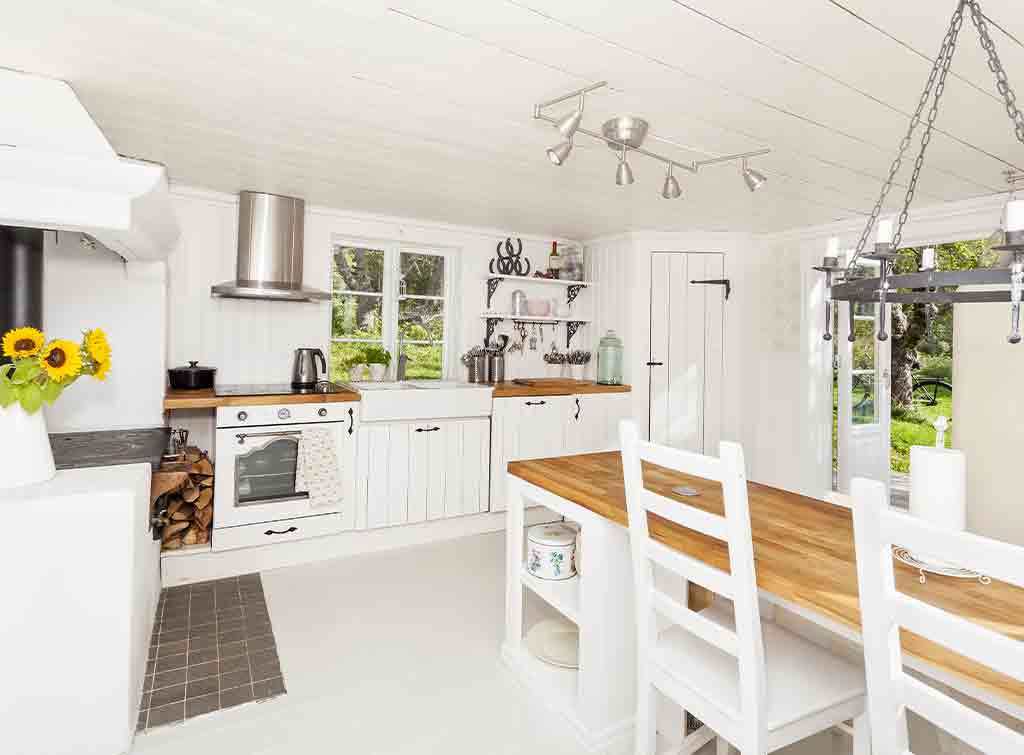 Cottage kitchen lighting idea