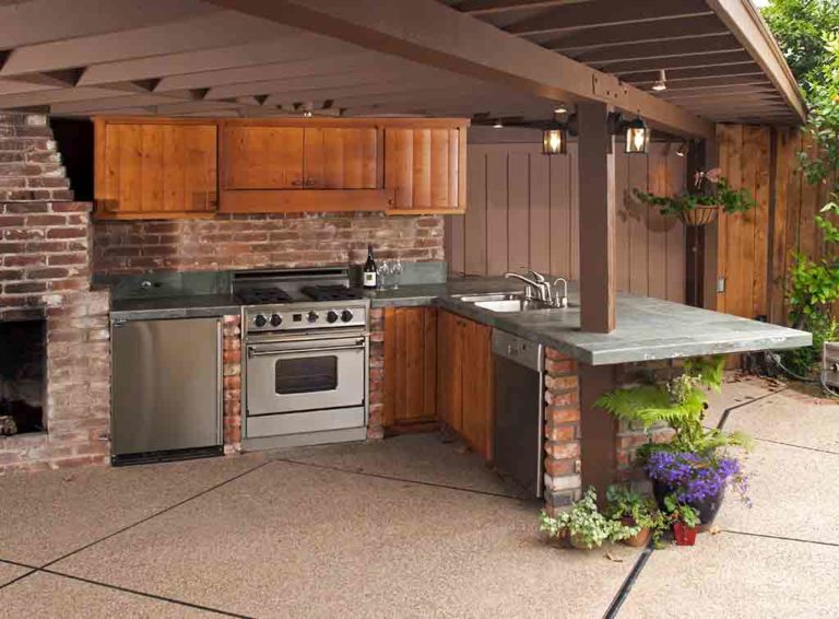 What is the average cost to build an outdoor kitchen?