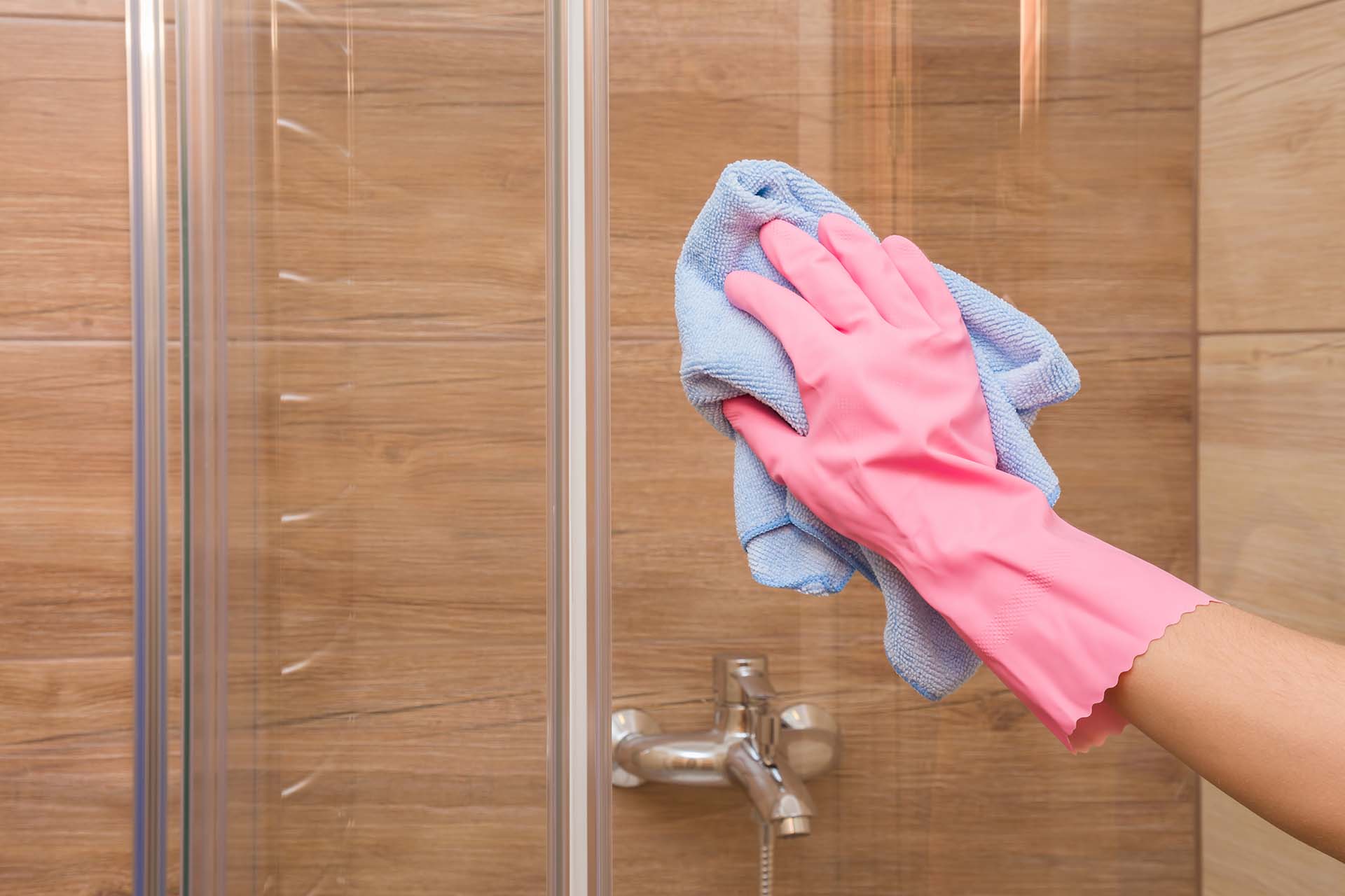 How to Clean Glass Shower Door — Vinegar Cleaning Solution