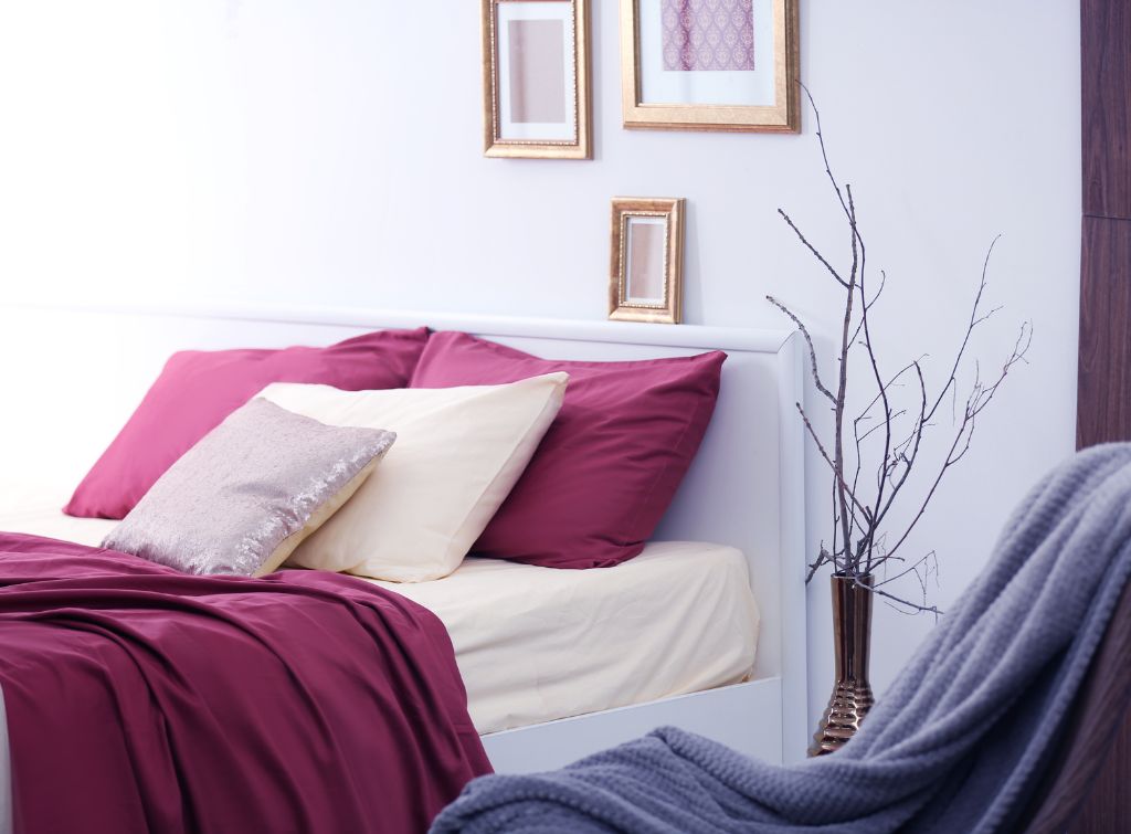 purple interior design bedroom        <h3 class=